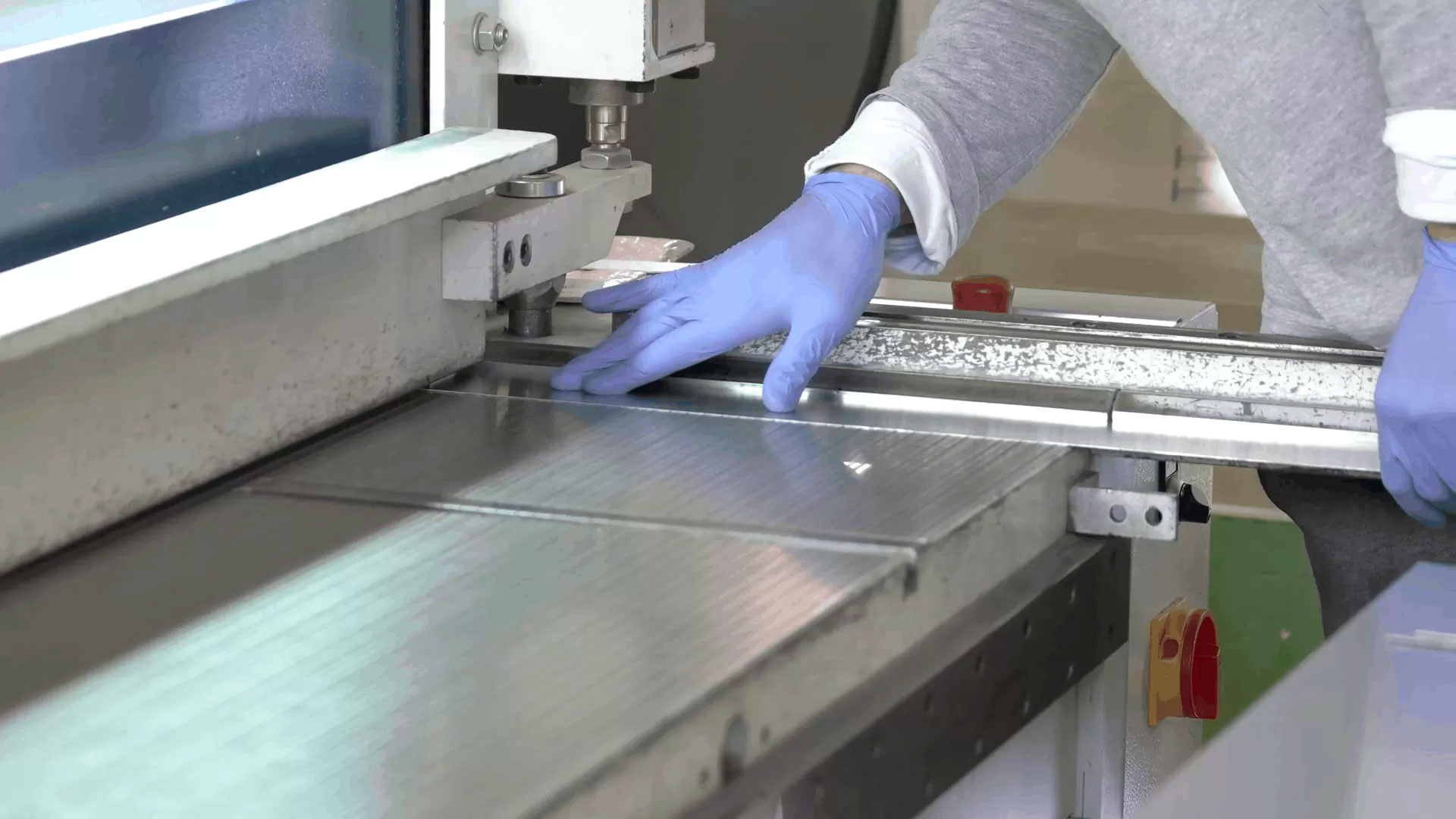 Рубка металла гильотиной